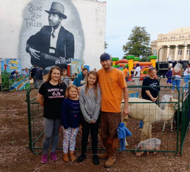 Melinda Caudle and Brandon Williams strike a pose with their daughters Alexis Williams and Savanna Williams.
