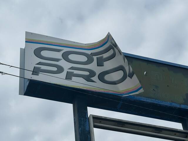 The peeling sign at the former Copy Proz location towering over East Broad Avenue.
                                 Matthew Sasser | Daily Journal